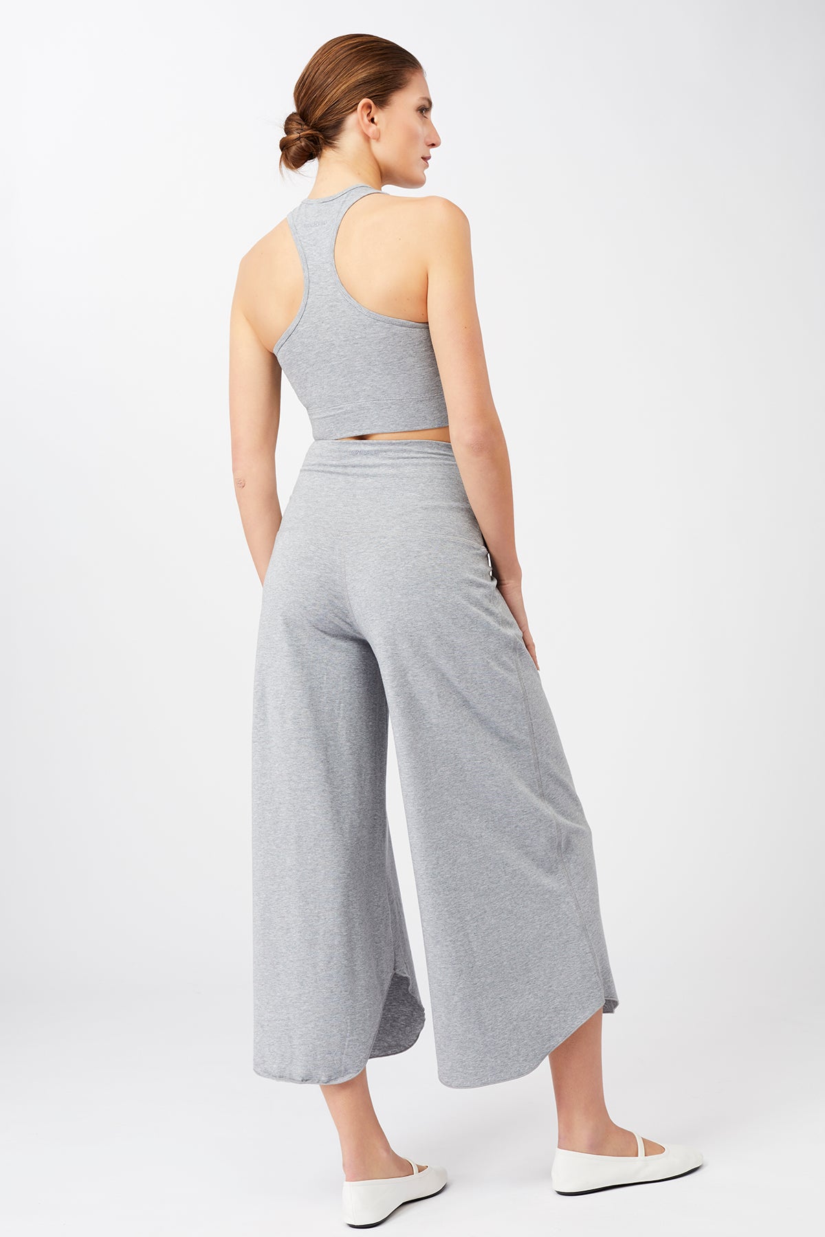 Mandala Yoga Pant Grau Outfit Rückseite - Roll Over Tulip Pants