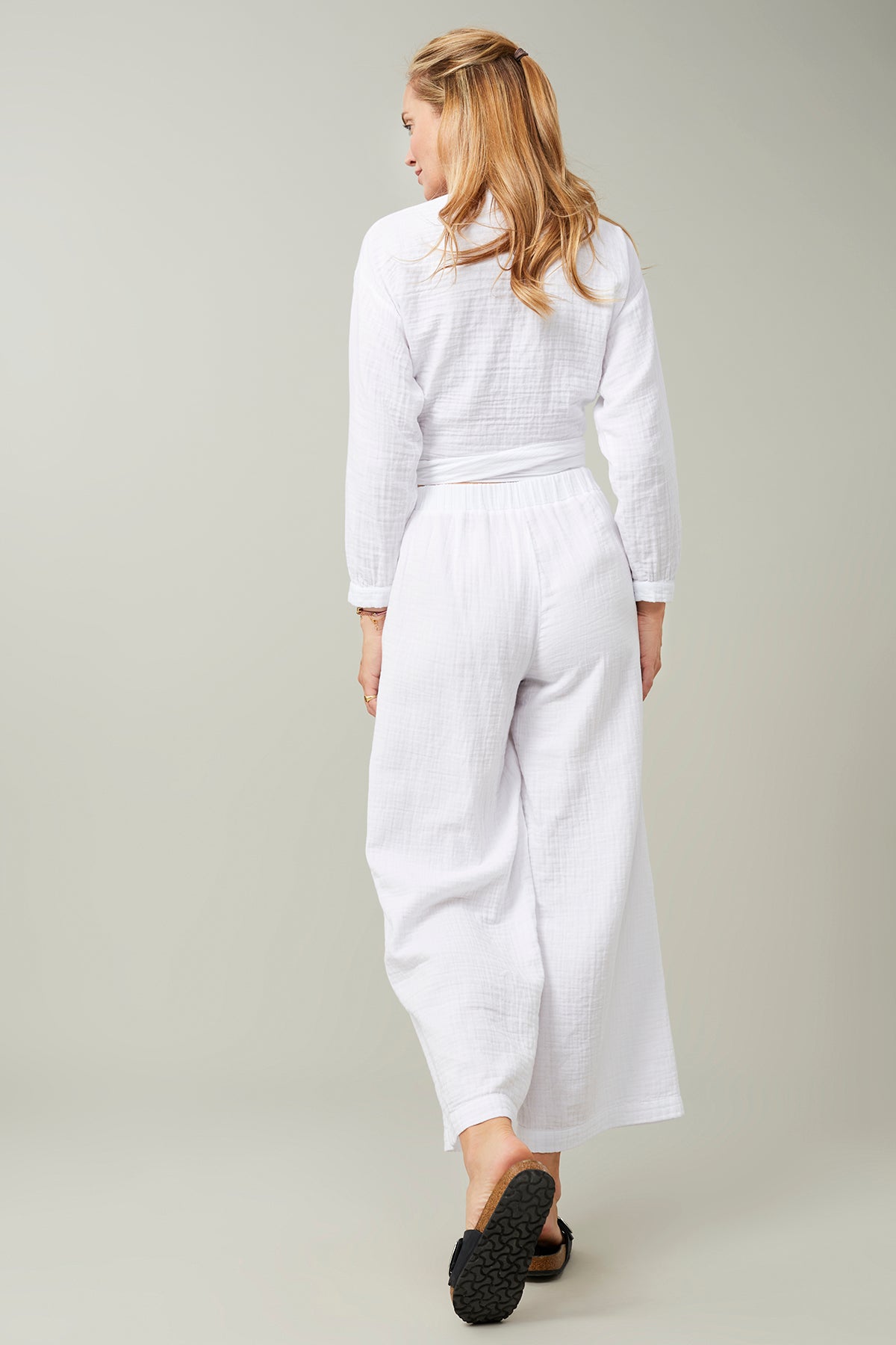 Mandala Yoga Pant Weiß Outfit Rückseite - Nomad Pants