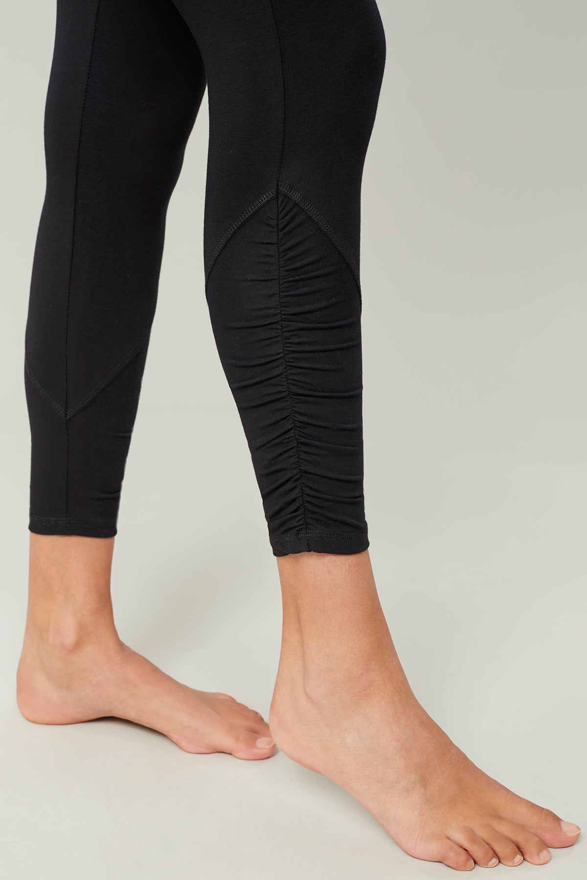 Mandala Yoga Legging Schwarz Detail - Cropped Ruffle Tights
