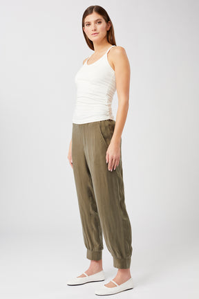Mandala Yoga Pant Grün Outfit Front - Milan Pants