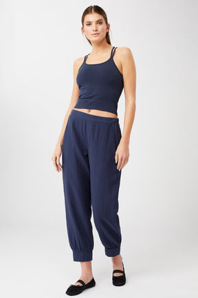 Mandala Yoga Pants Blau Outfit Front - Milan Pants