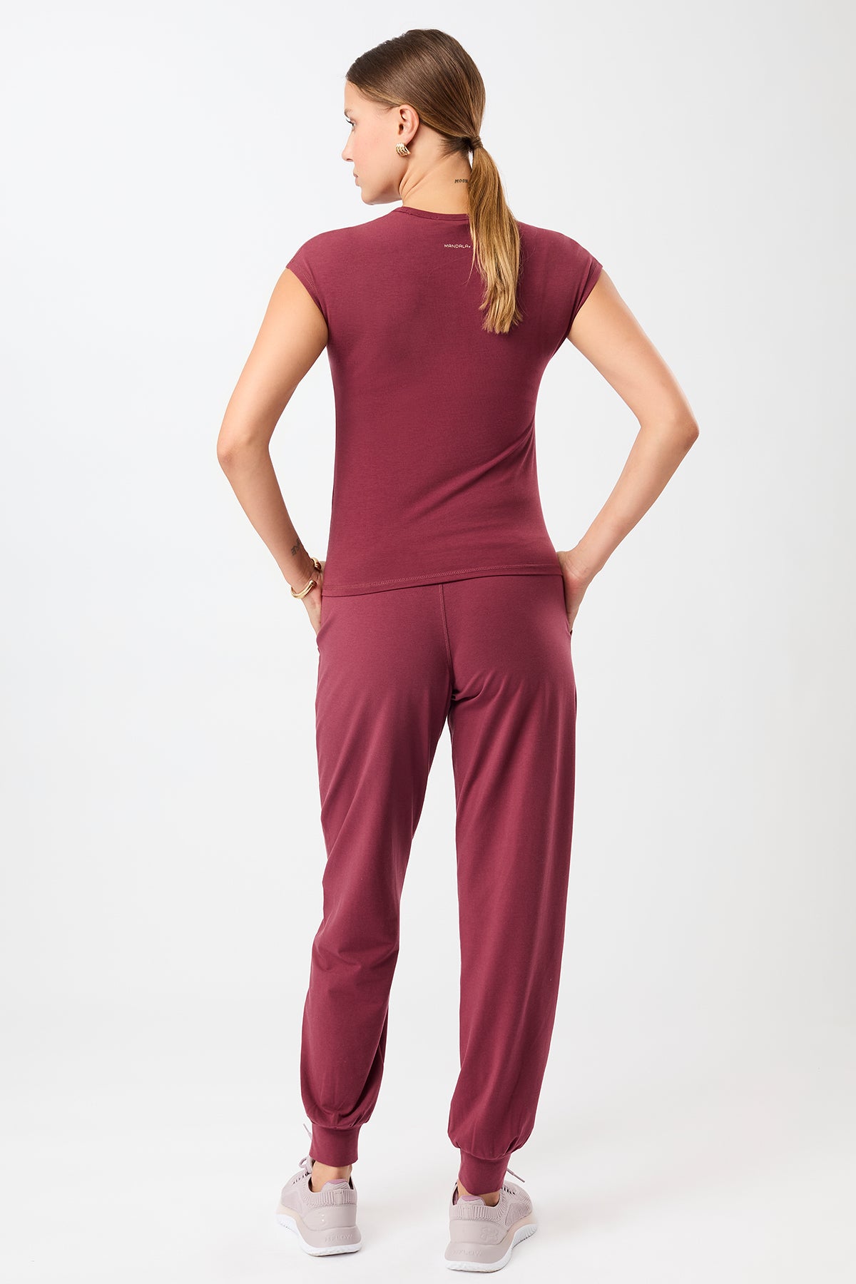 Mandala Trainings Hose Rot Outfit Rückseite - The N.Y. Pants