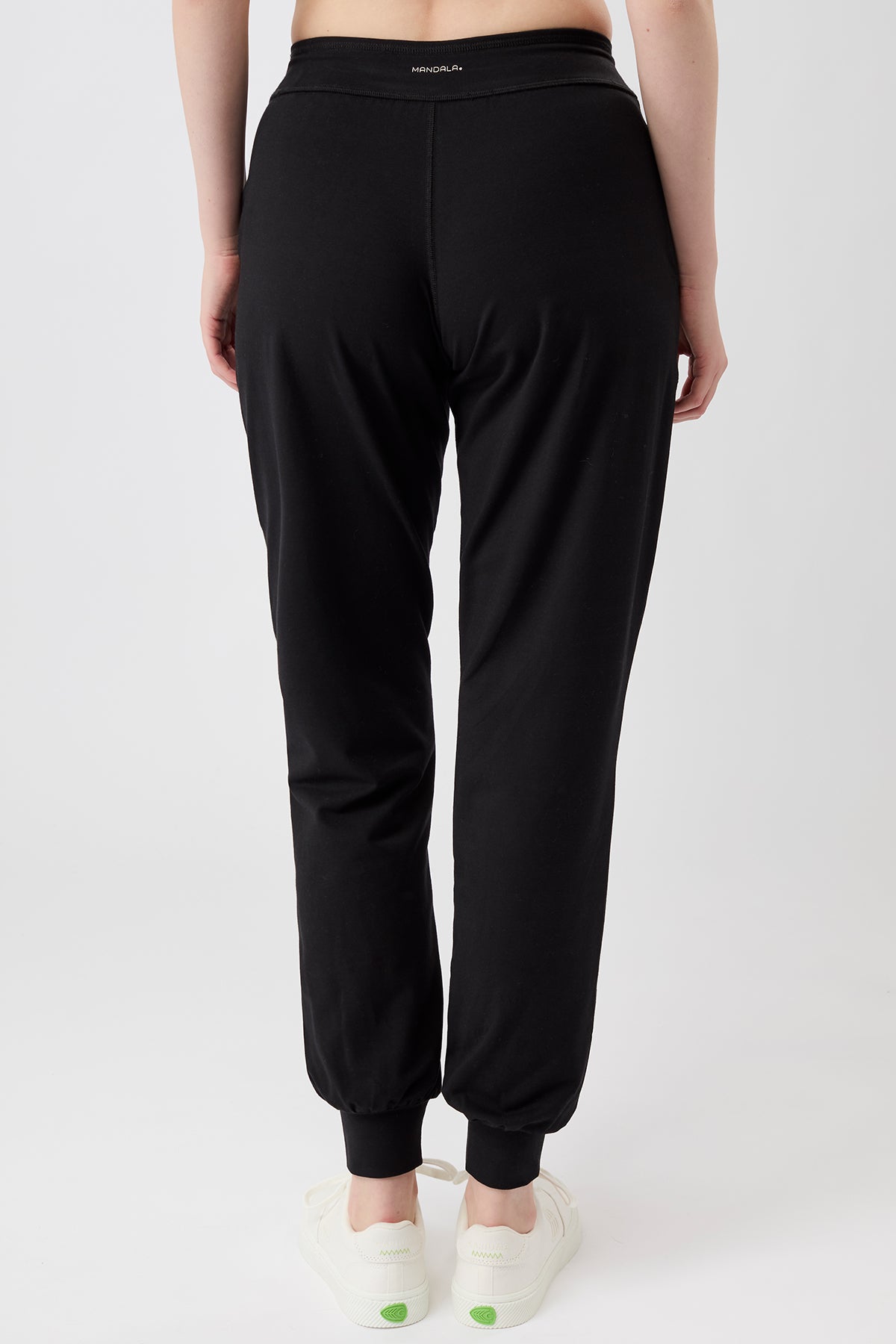 Mandala Trainings Hose Schwarz Rückseite - The N.Y. Pants
