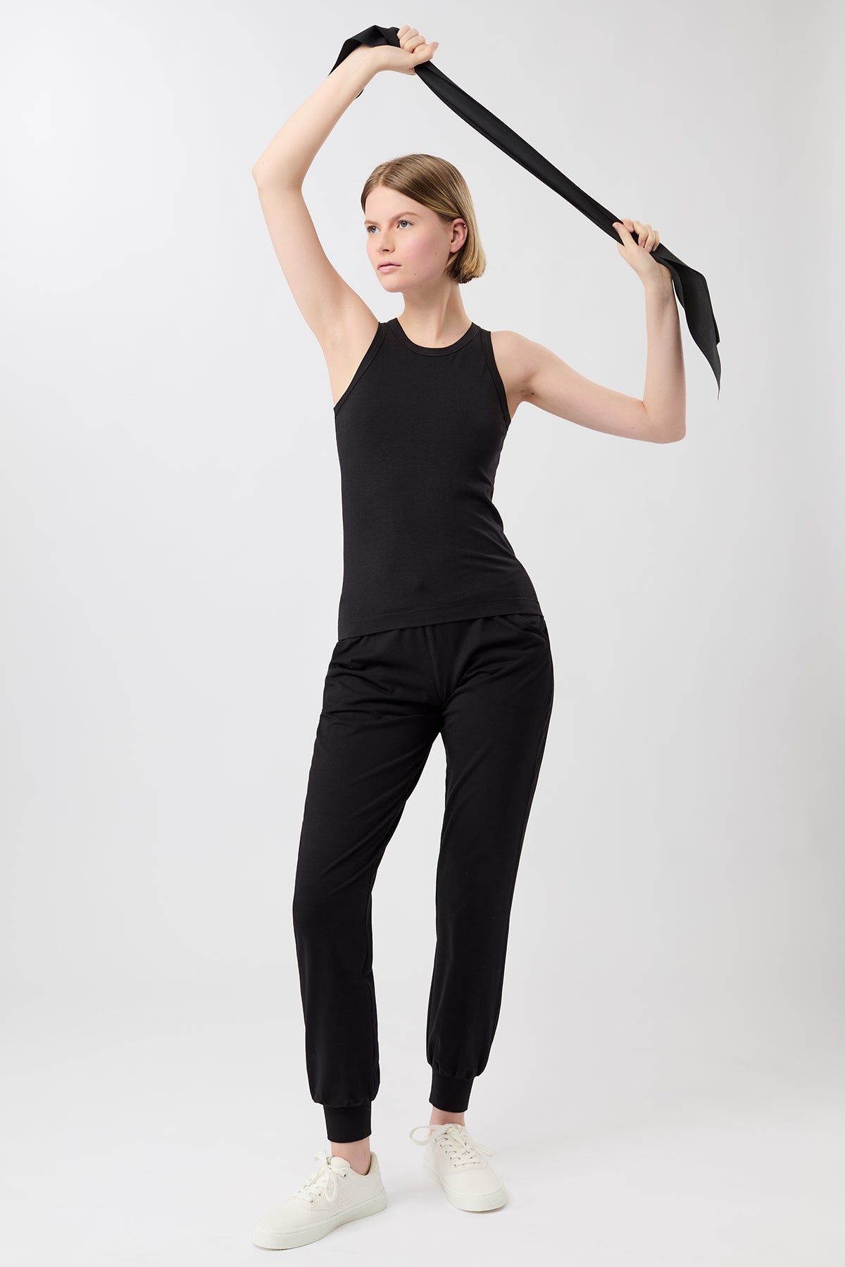 Mandala Trainings Hose Schwarz Outfit Front - The N.Y. Pants
