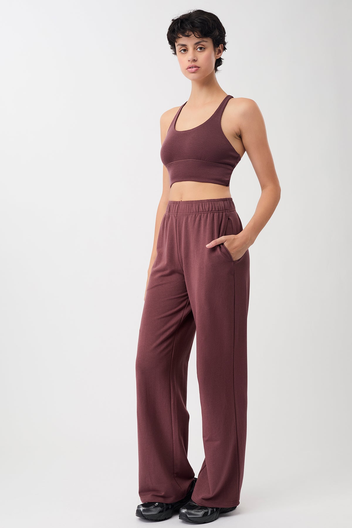 Mandala Sport Pant Rot Outfit Seite - Straight Tracker Pants