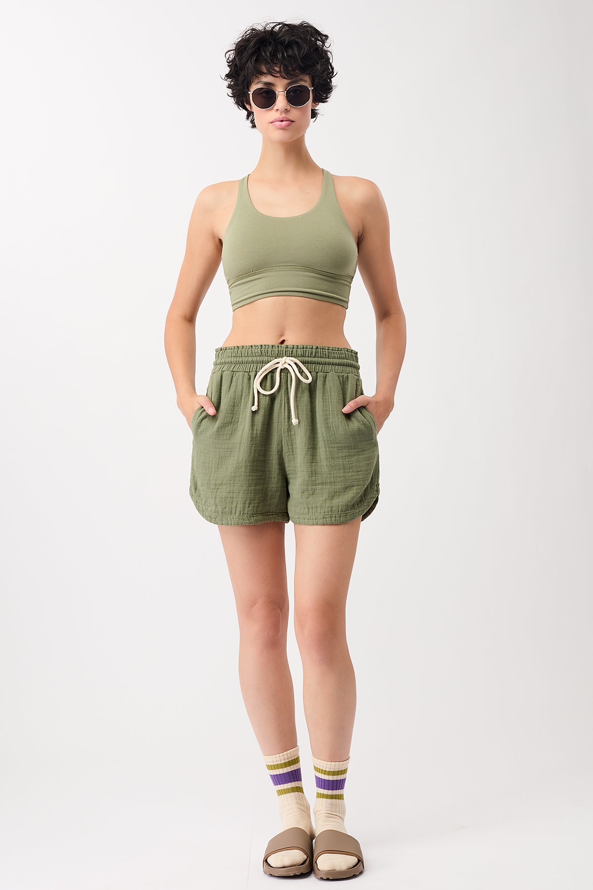 Mandala Trainings Pant Grün Outfit Front - Santa Monica Shorts