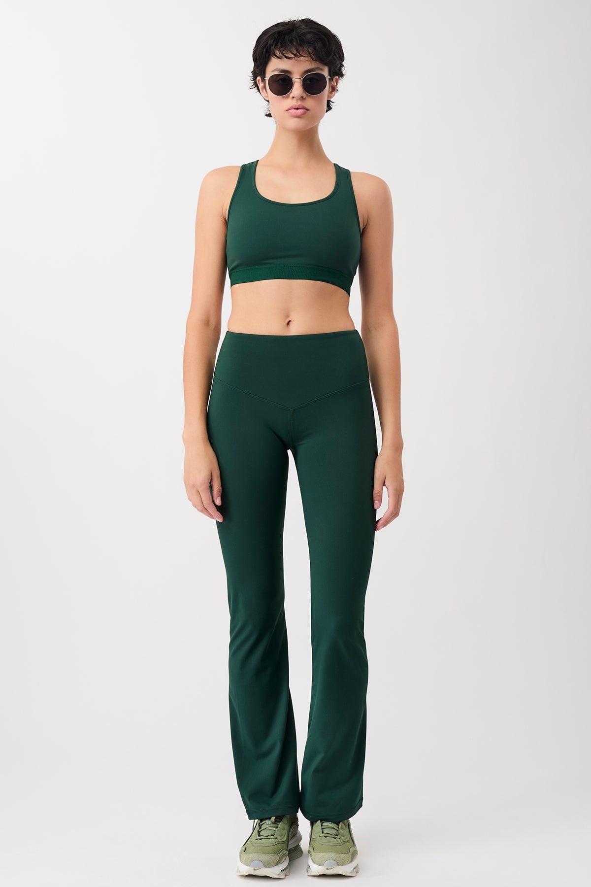 Mandala Sport Pant Grün Outfit Front - Flared Sports Pants