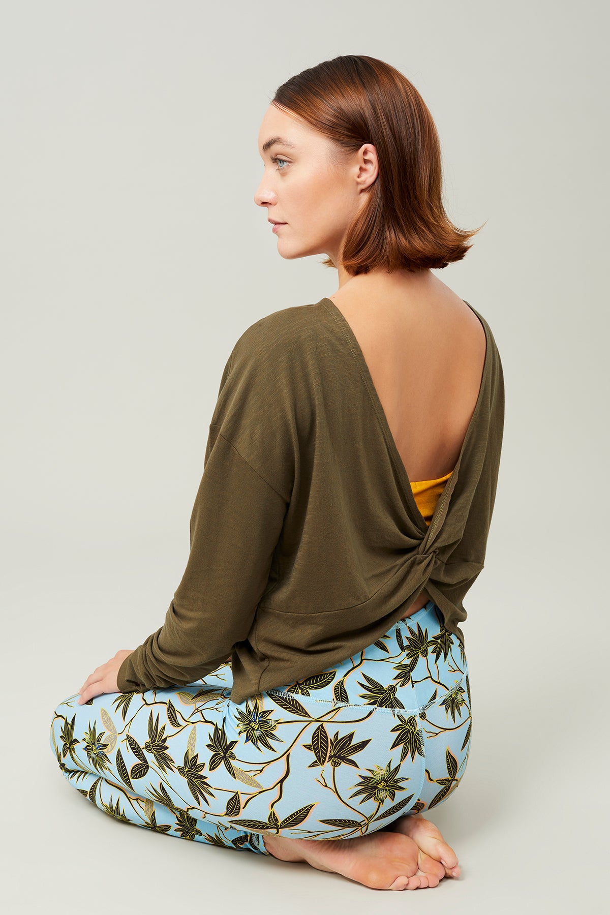 Mandala Yoga Shirt Khaki Outfit Rückseite - Reversible Top