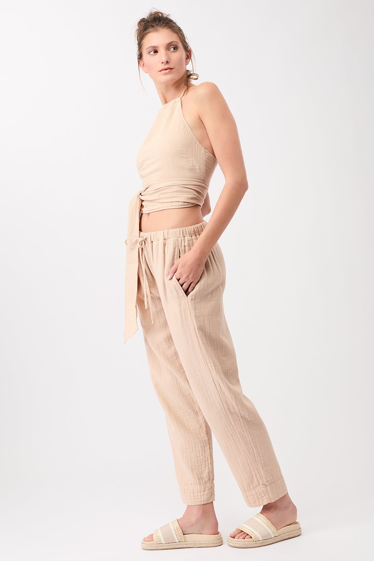 Mandala Fitness Pant Beige Outfit Seite - Relaxed Fit Pant