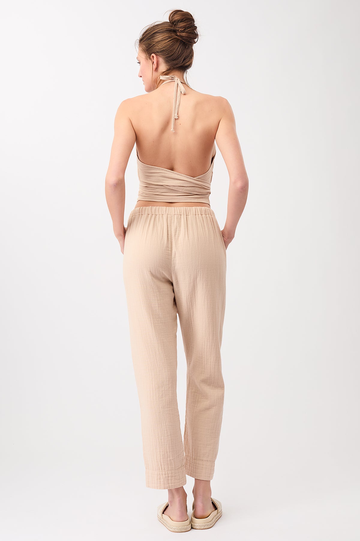 Mandala Fitness Pant Beige Outfit Rückseite - Relaxed Fit Pant