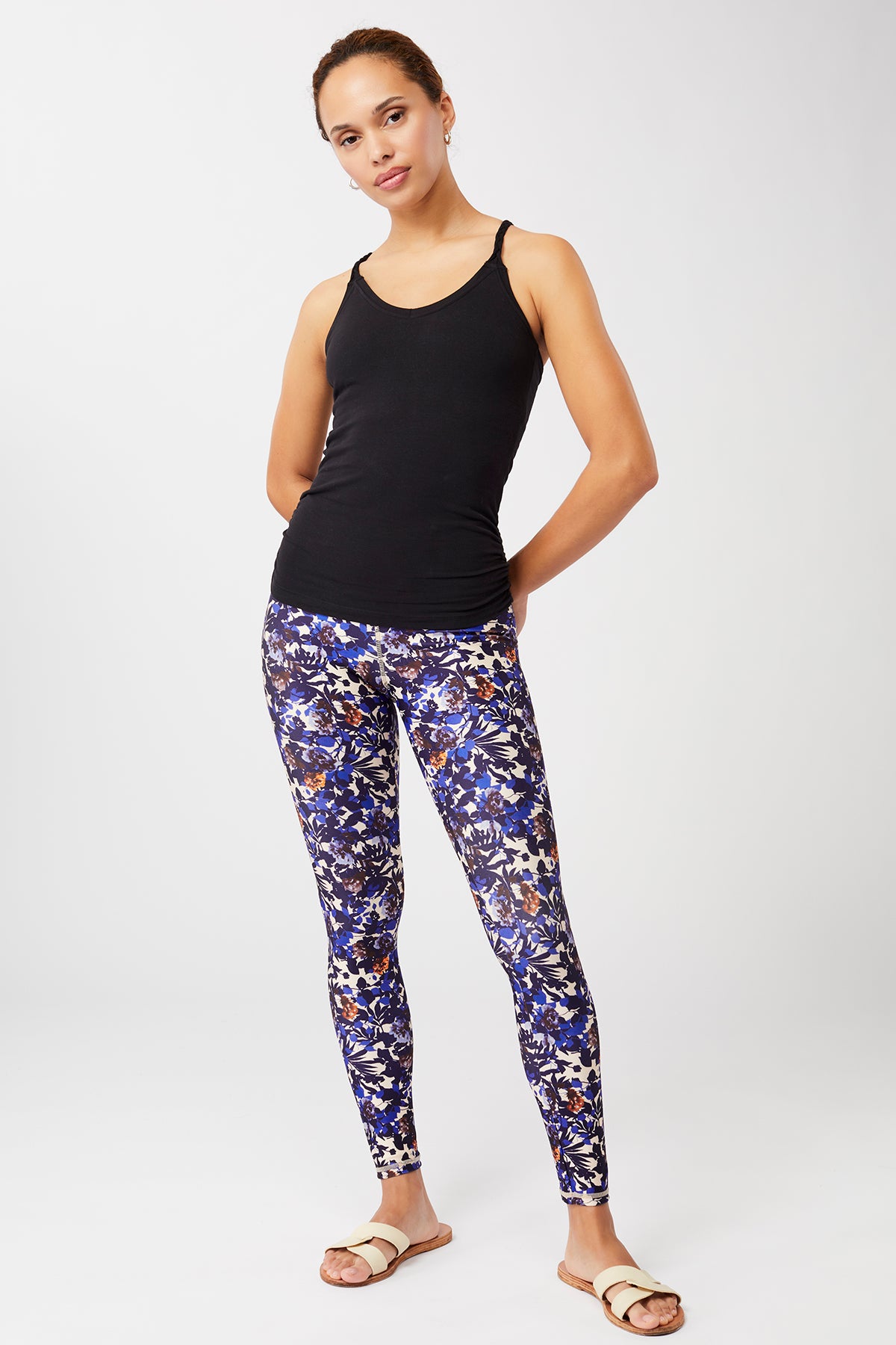 Mandala Yoga Top Schwarz Outfit Front - New Cable Top