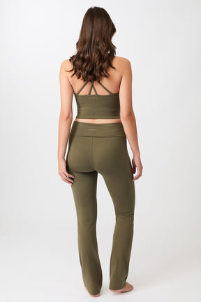 Mandala Fitness Top Grün Outfit Rückseite - Cross Top
