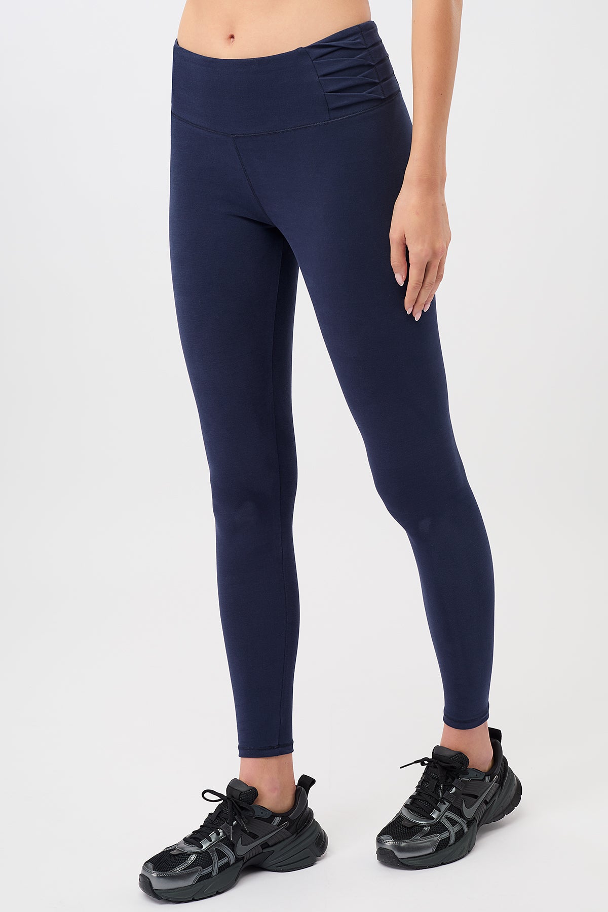 Mandala Sport Pant Blau Front - Barre Tight