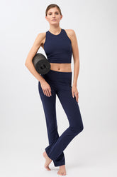 Mandala Fitness Pant Blau Outfit Front - Classic Rolldown