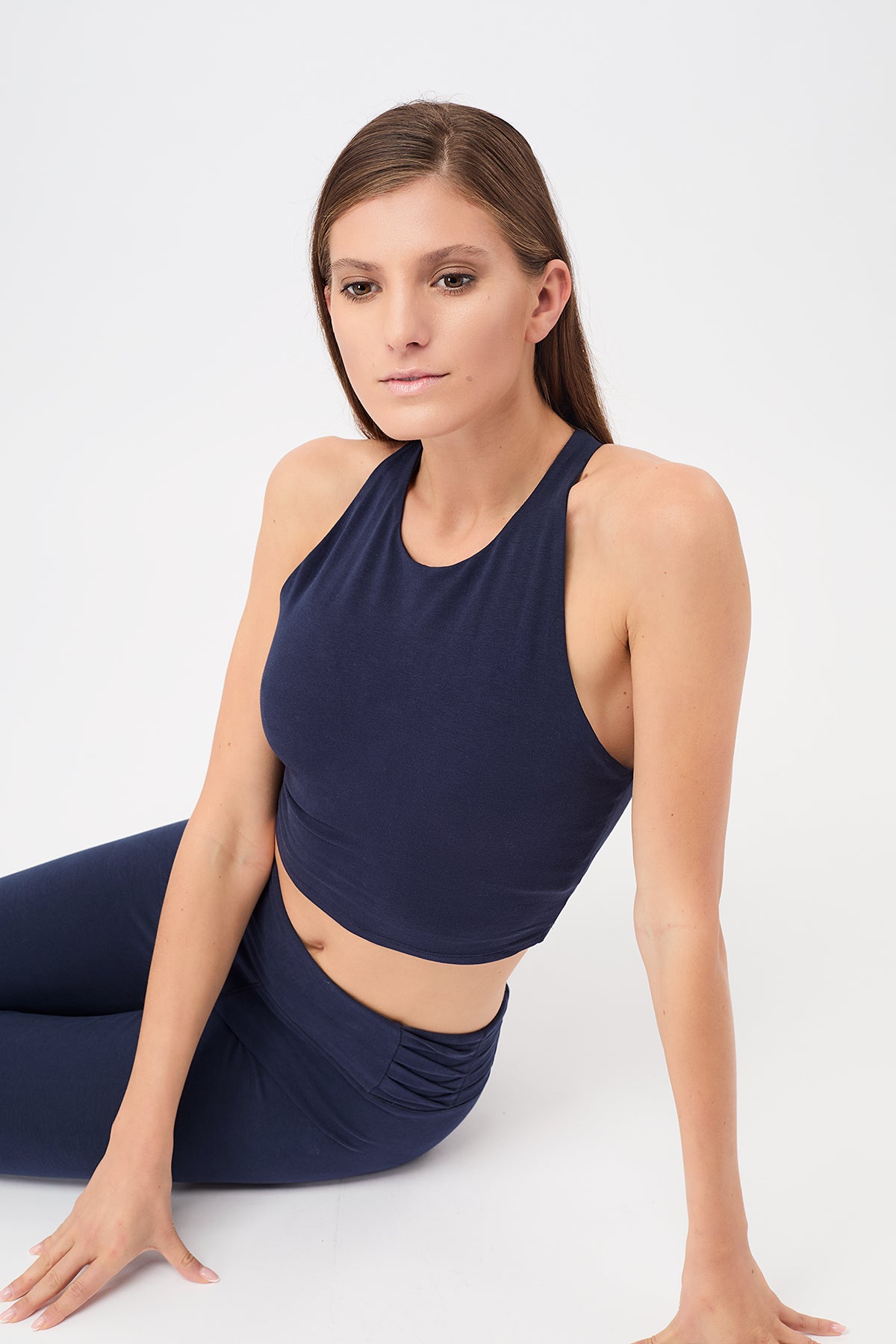 Mandala Fitness Top Blau Front sitzend - Cross Top