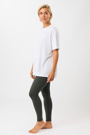 Mandala Fitness T-Shirt Weiss Outfit Front - Boyfriend Tee