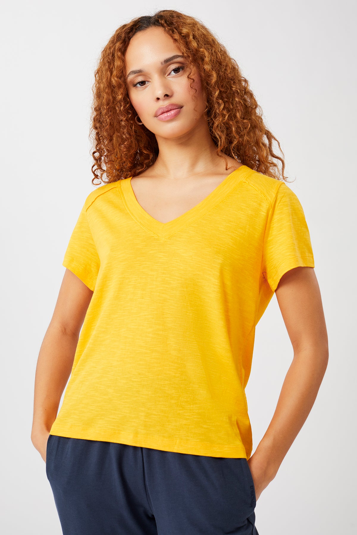 Mandala Yoga Shirt Gelb Front - The New V-Neck