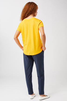 Mandala Yoga Shirt Gelb Outfit Rückseite - The New V-Neck