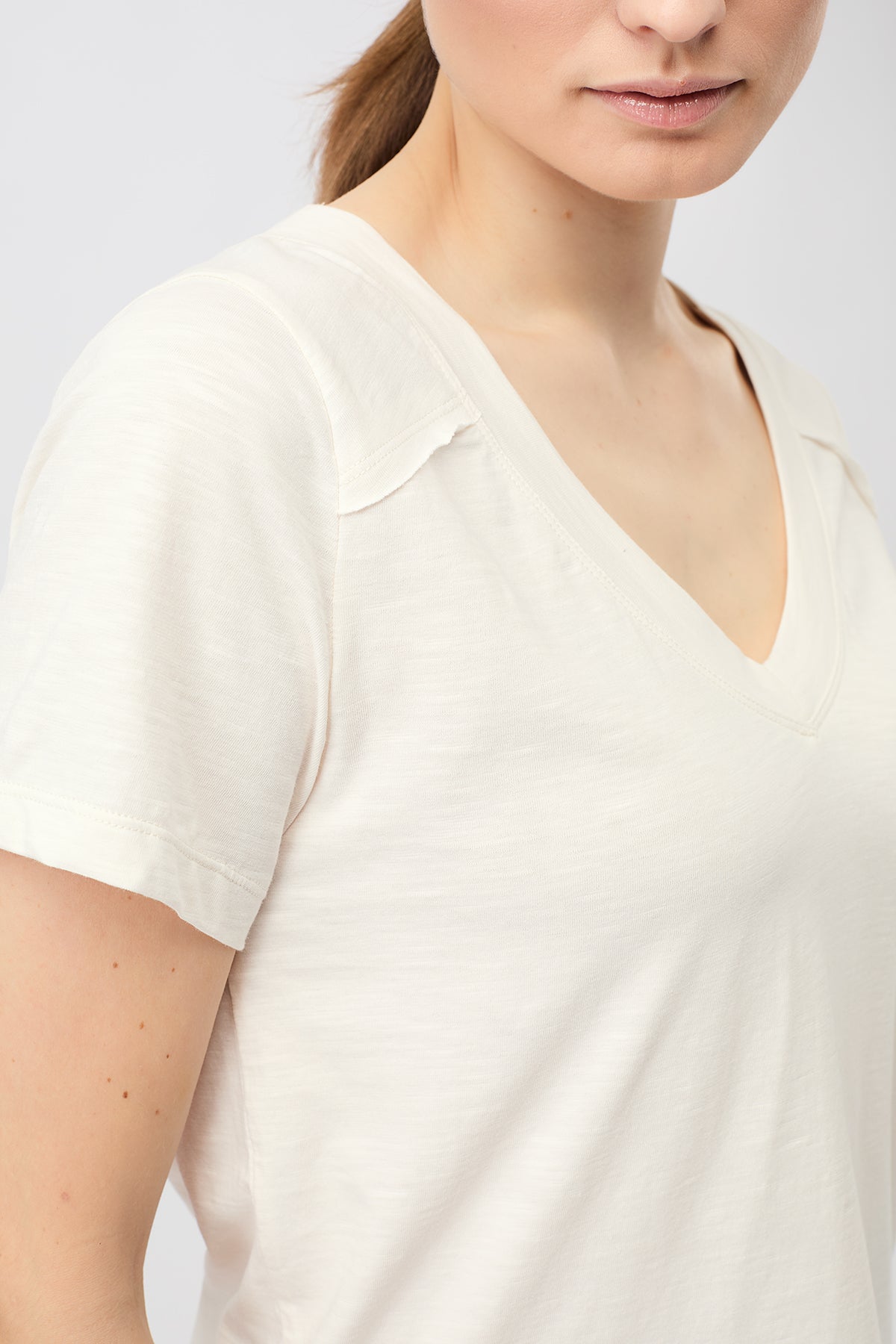 Mandala Trainings Shirt Weiß Detail Front - The New V-Neck