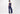 Frau in blauem Sportoutfit und Turnschuhen
