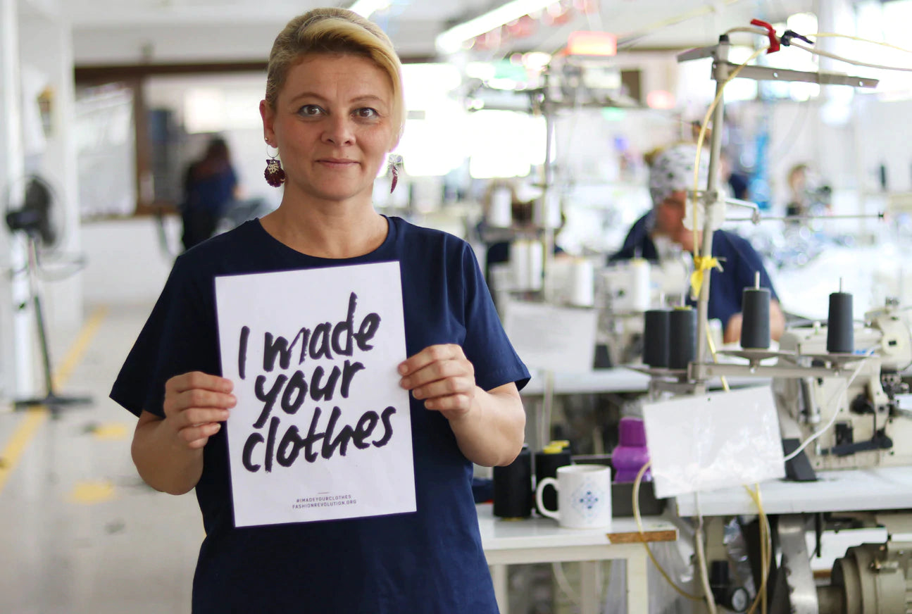 Türkische Frau mit Schild I made your Clothes